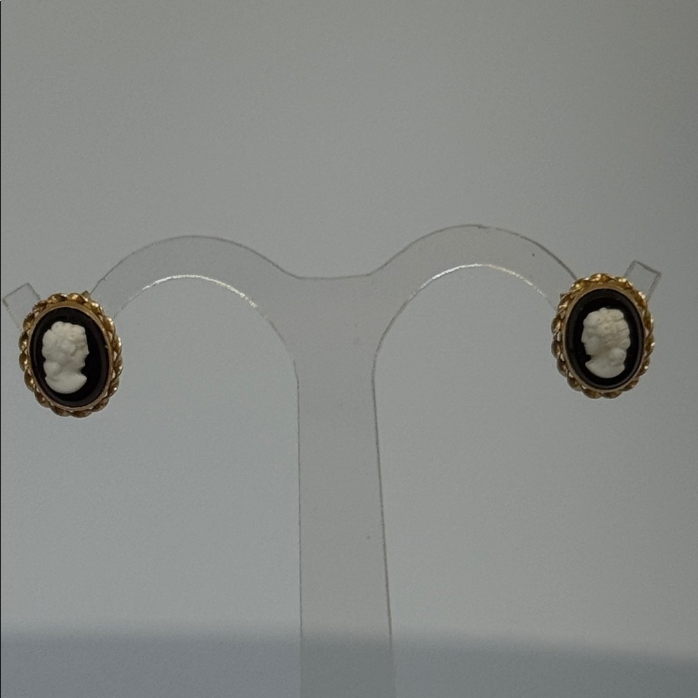 14k real solid Gold and Black  onix Cameo Earrings​​
